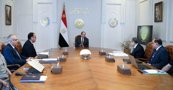 الرئيس السيسي يجتمع مع رئيس الحكومة وعدد من الوزراء لمتابعة توفير الاحتياجات اللازمة