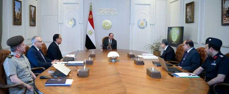 الرئيس السيسي يجتمع مع رئيس الحكومة وعدد من الوزراء لمتابعة توفير الاحتياجات اللازمة