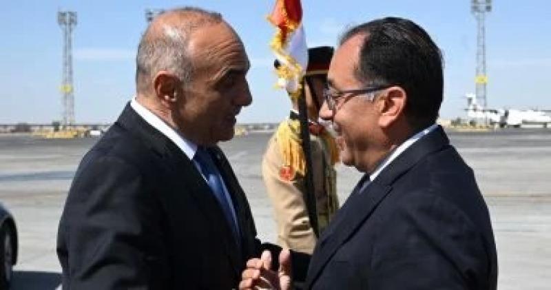 رئيس الوزراء يستقبل نظيره الأردنى فى مطار القاهرة