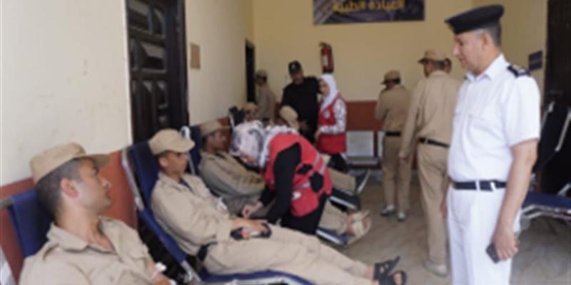 رجال الشرطة فى بورسعيد يتبرعون بدمائهم للمرضى