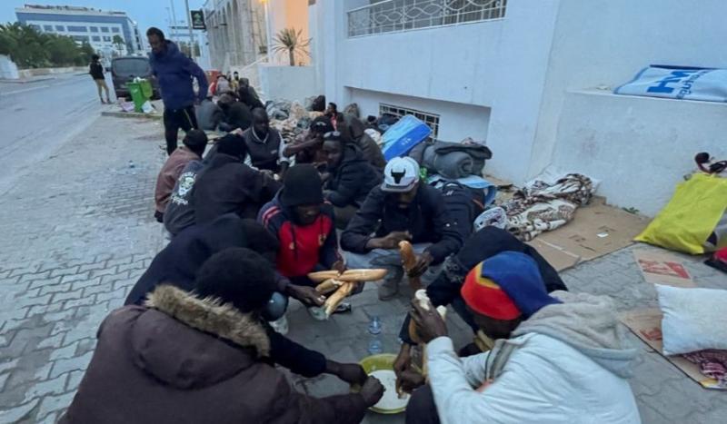 السلطات التونسية تزيل خيام عشوائية لمهاجرين في شوارع وساحات قرب العاصمة