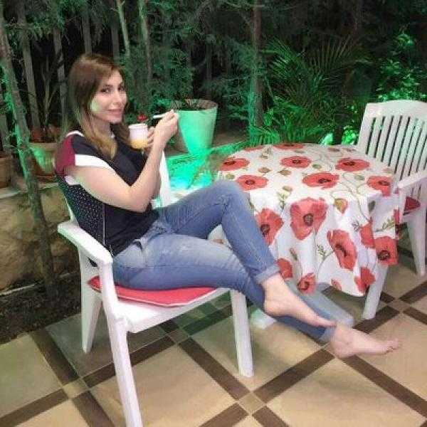 يارا تبهر الجمهور بالفوشيا المنفوش