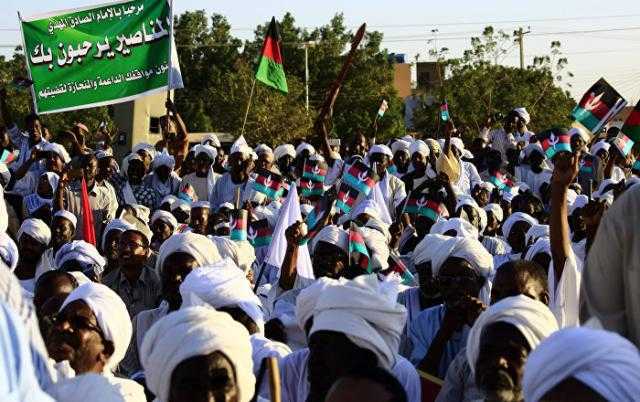 المحتجون السودانيون يواصلون الضغط على الجيش في سبيل الحكم المدني