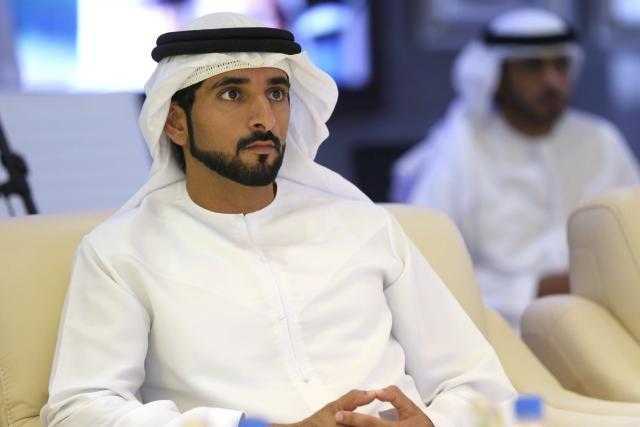 ولي عهد دبي يخوض مغامرة جديدة وسط الدلافين