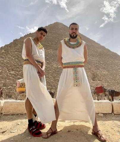 النجم الأمريكى «فرنش مونتانا» يشارك معجبيه صورته أمام الأهرامات