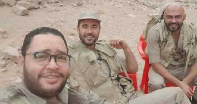 رد ناري من أحمد رزق على منتقدي دور الصحفي في الممر