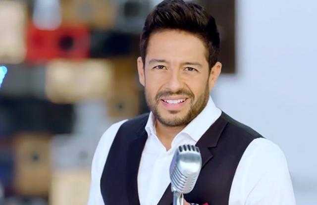 بدء حفلة محمد حماقي في أحد المراكز التجارية