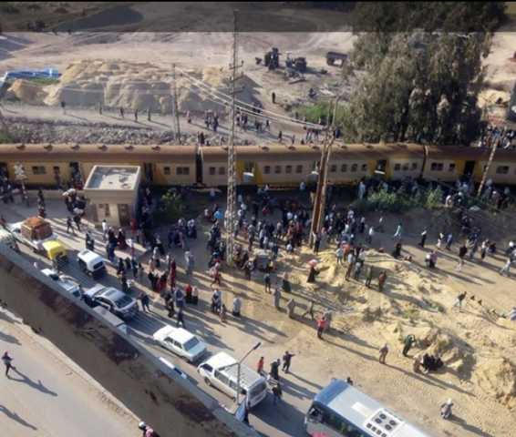 التفاصيل الكاملة لحادث تصادم قطار أسوان بعربة «نصف نقل» بمزلقان بلانة
