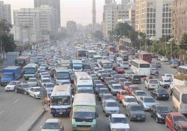 انقلاب سيارة محملة بمواد كيميائية يعطل حركة المرور بالطريق الدائرى