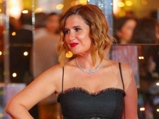 بكتف واحد.. هنا شيحه تستعرض انوثتها