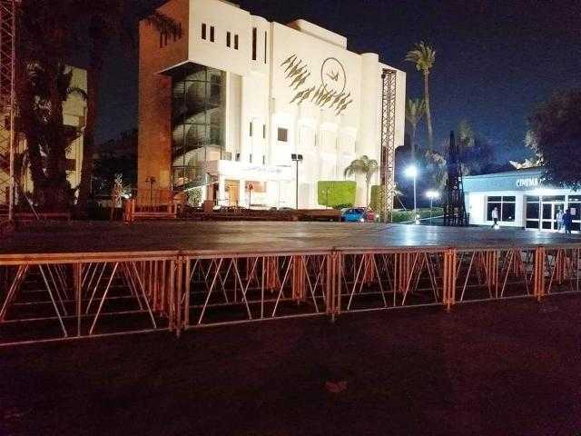 بالصور.. التجهيزات الأخيرة لبرنامج ”هل هلالك” بساحة الهناجر