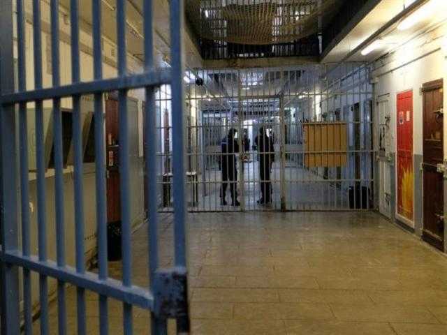 سجين يهرب سلاح طولة نصف متر ...عجز الأمن عن كشفة
