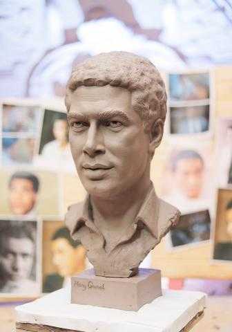 النحات هانى جمال يصمم تمثالًا للعملاق أحمد زكى
