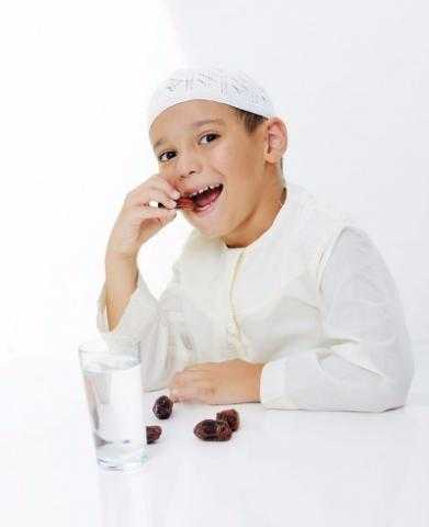 فى 10 خطوات كيف تعلمى طفلك الصيام فى رمضان