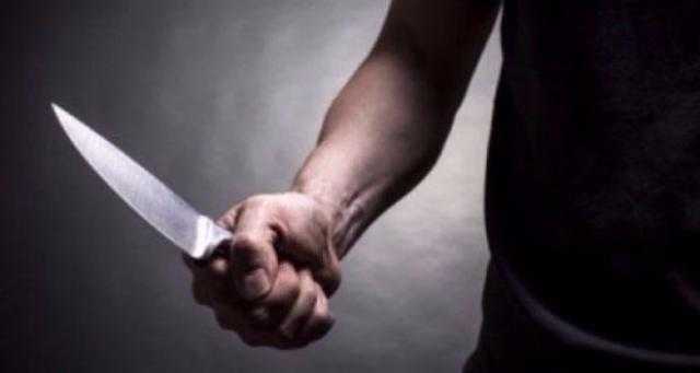 شاب يطعن أمه عدة طعنات أدت الى مقتلها