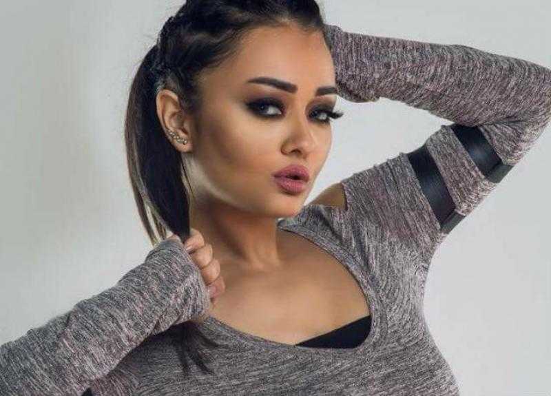 إيه رأيكم في فستاني.. راند البحيري تشارك جمهورها بإطلالة جديدة