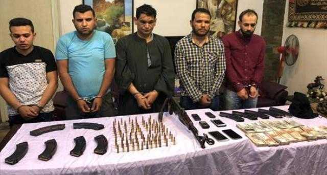 ضبط المتهمين بسرقة صاحب مصنع ملابس بالعبور