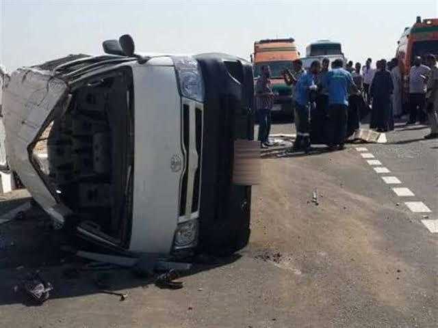 إصابة 14 شخصا فى انقلاب ميكروباص بالطريق الصحراوى