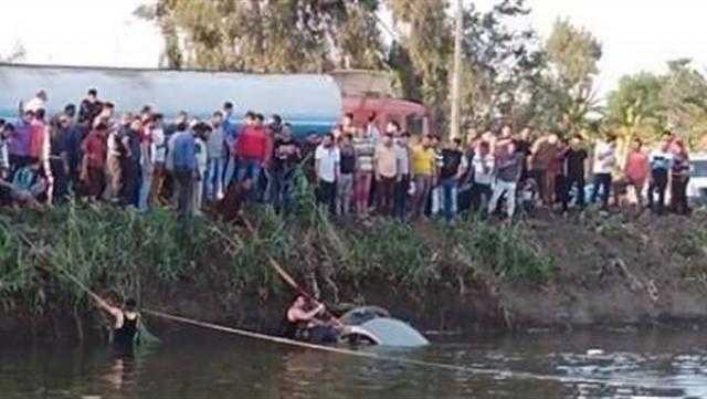 مصرع شخص وإصابة اخرين بانقلاب سيارة بمياه البحر الصغير بمركز دكرنس