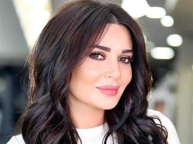 بالأسود اللأمع.. سيرين عبد النور تهوس متابعيها