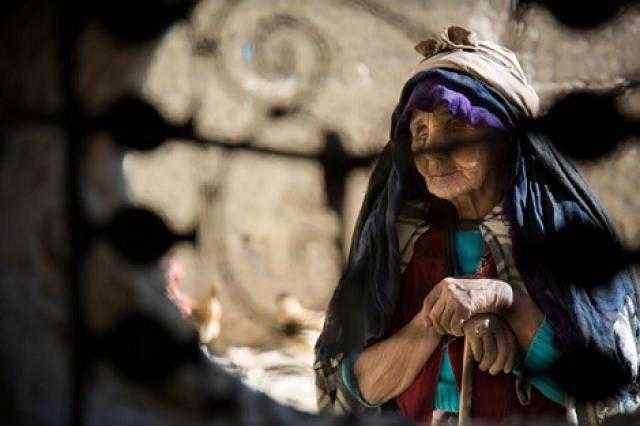 ماذا تفعل عجوز فقيرة لا تستطيع الصيام؟