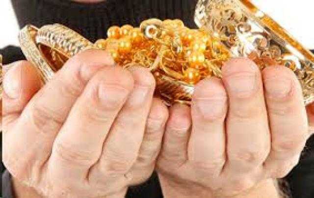 طالب يسرق مجوهرات من محل والده للتنقيب عن الآثار