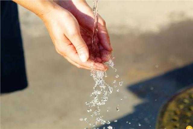 هل يجوز تبرد الصائم بالماء ؟.. «الإفتاء» تجيب