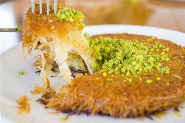 تقاليع..الفستق الكذاب أخر اختراعات محلات الحلوى لمواجهة الغلاء