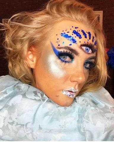 mua.darya تُخيف جمهورها بالرسم على وجهها
