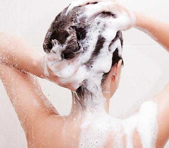 تعرفي على أضرار غسل الشعر يوميا