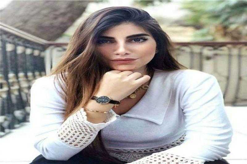 جورجينا رودريغز تستعرض قوامها الممشوق بفستان بني مكشوف