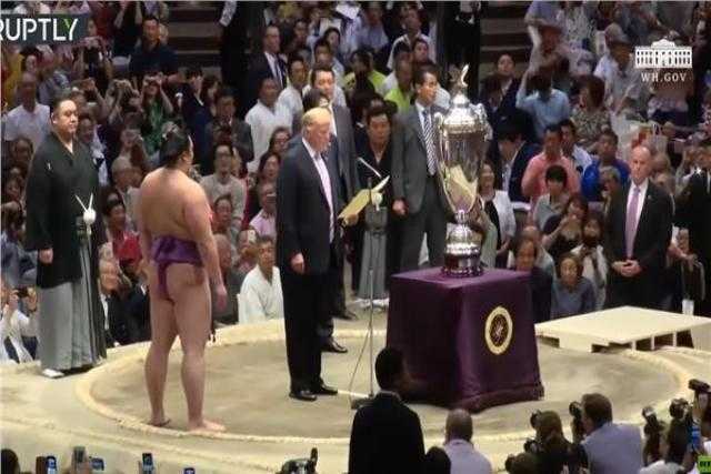 بالفيديو.. ترامب يسلم كأسا ضخما لمصارع سومو كاد أن يطرحه أرضا