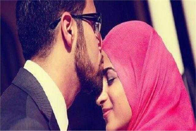 هل تقبيل الزوجة يُفسد الاعتكاف؟.. «مفتي الجمهورية» يجيب