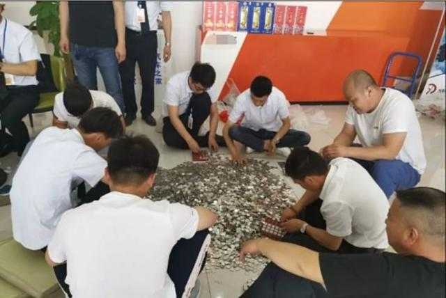سره من الدنانير ..بالصور سيدة صينية تشتري سيارة بالعملات المعدنية