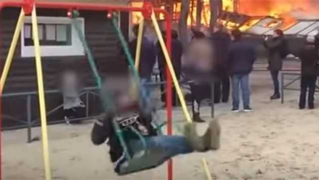 أزمة على الإنترنت بسبب مرجحة طفل أثناء حريق ضخم