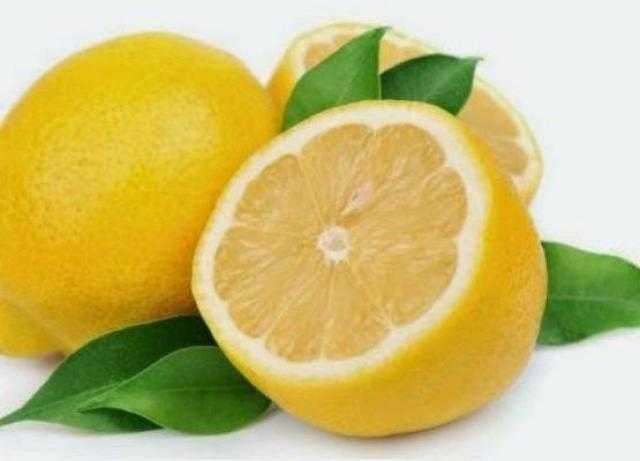 الليمون والماء.. استخدامات تنظيفية للخليط العجيب