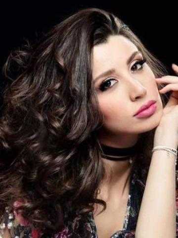 سارة التونسي تبرز أنوثتها بالجلد الأسود مع صاحبة السعادة