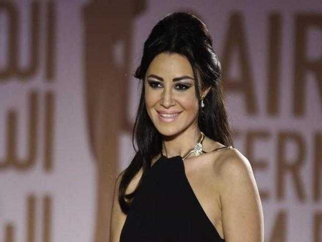 الكمامة تبرز إطلالة أروى جودة في مهرجان الجونة السينمائي (صور)
