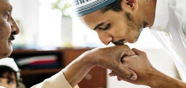 تعرف على ثواب «تقبيل يد الوالدين» فى ليلة القدر