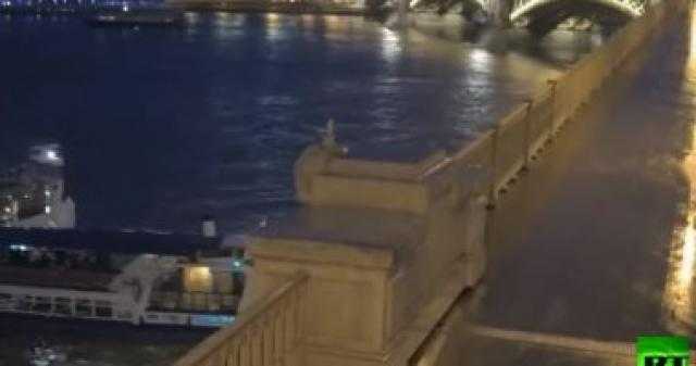 شاهد.. لحظة اصطدام باخرة بسفينة سياحية فى المجر