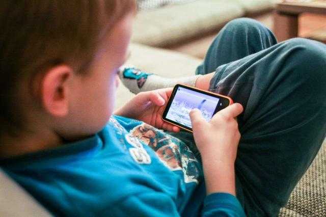 تعرف على أضرار قضاء الأطفال كثيرا من الوقت أمام شاشات الموبايل