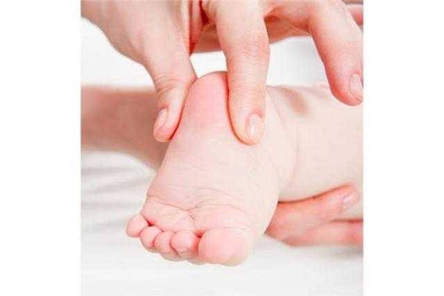 تعرفي على فائدة أخذ عينة الدم من الكعب المولود