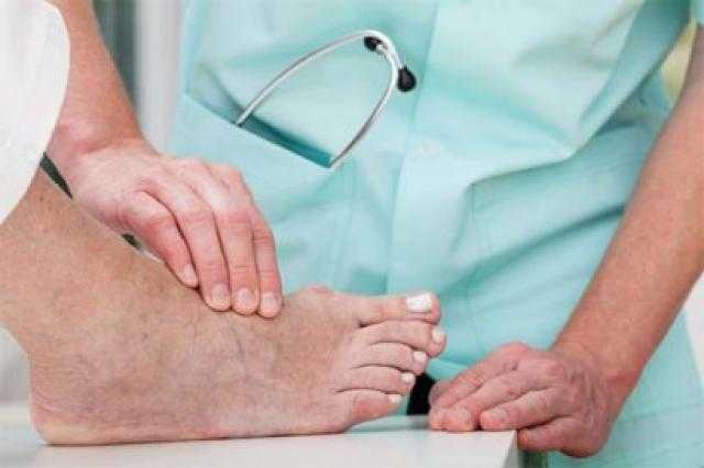 رجل مصاب بالسكر يرفض عملية بتر قدمه ويستخدم القهوة لعلاج الجروح