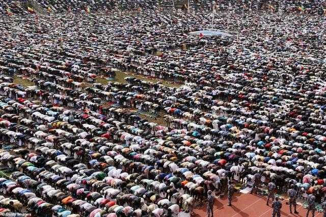 بالإسدال والجلابية البيضا ..100 ألف مسلم يصلون العيد فى بريطانيا