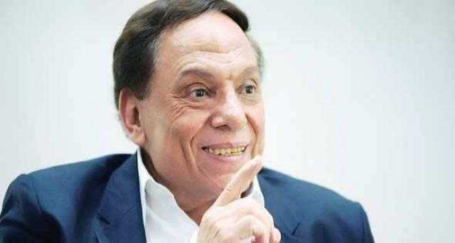 شاهد صورة نادرة لـ عادل إمام برفقة أبناءه