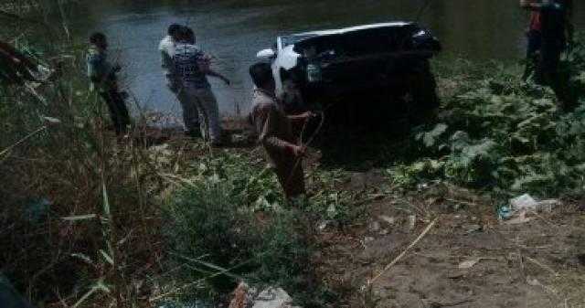 أوناش المرور ترفع آثار حادثى انقلاب سيارتين بكوبرى المنيل وحدائق الأهرام
