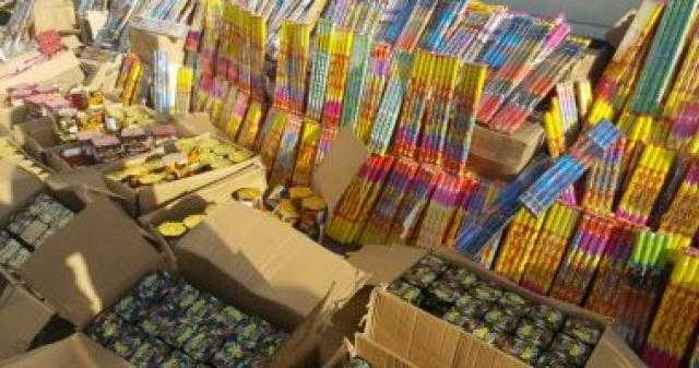 النيابة تامر بالتحفظ على 580 ألف قطعة ألعاب نارية بالجمالية