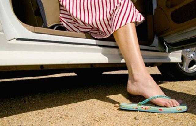 ”ADAC” الألمانى يحذر من ارتداء ”الشبشب”أثناء القيادة