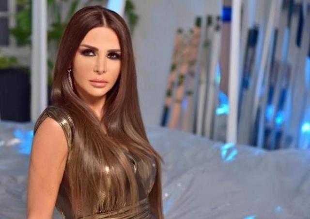 نيللي مقدسي تستعرض أنوثتها بفوق الركبة