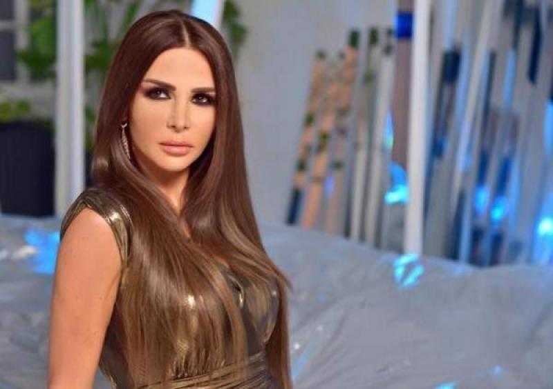 نيللي مقدسي تعتمد موضة الميني جيب الجلد